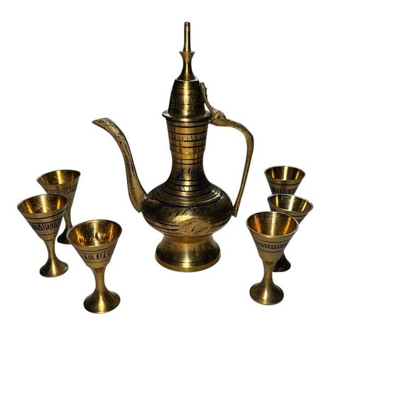 Vintage India Etched Brass Dallah Aftaba 7 Pc Tea Set Lamp Pitcher & Goblet Cups - Picture 4 of 11